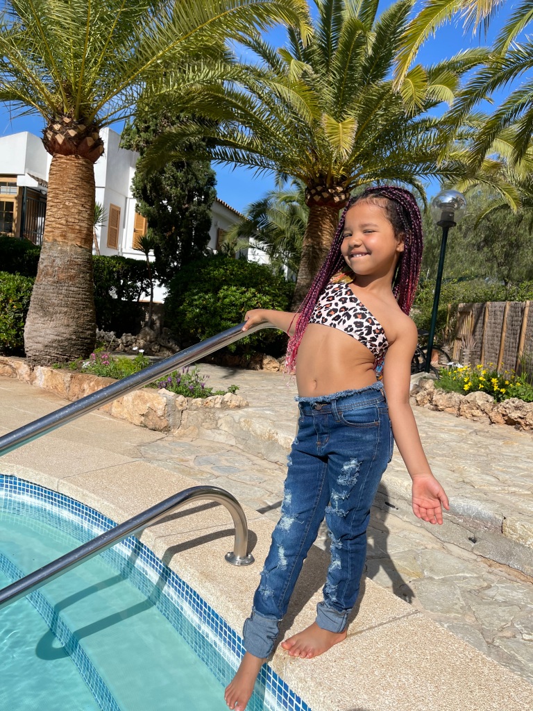 Lynnie (girl) is wearing a jeans from NovaKids. It is summer time and she is having a great time at the pool in PalmaNova Mallorca.